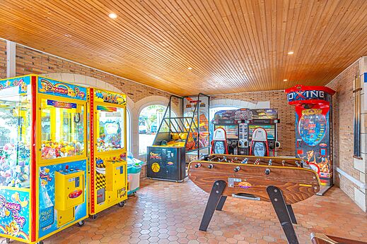 Sala de juegos con máquinas recreativas, futbolín y baloncesto en el camping CAPFUN Falaises en Gonneville sur Mer (14).