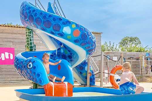 Tobogán acuático divertido y piscina infantil en el camping CAPFUN Falaises en Gonneville sur Mer (14).