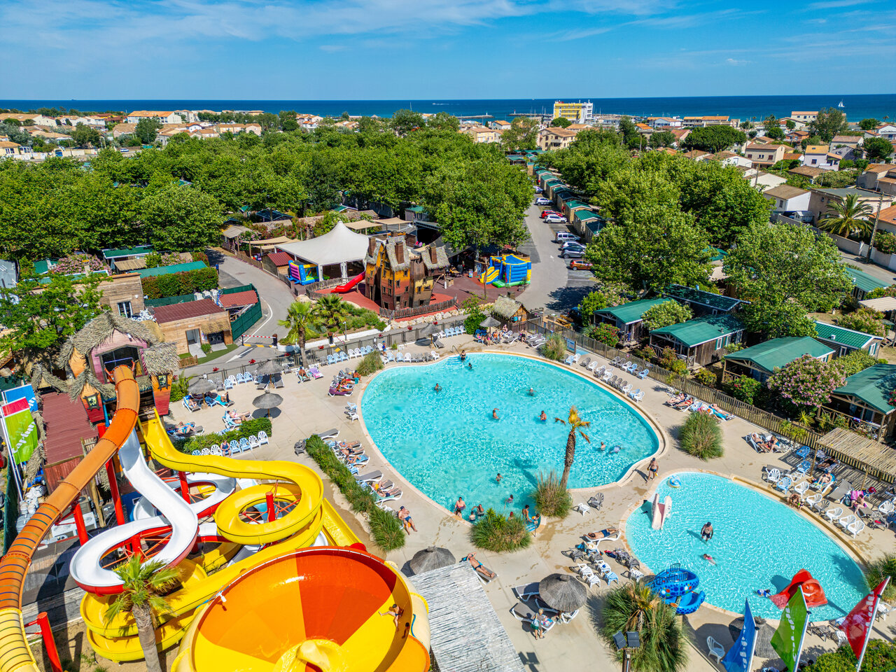 Toboganes acu�ticos gigantes, piscinas exteriores y juegos en el camping CAPFUN F�erix en MARSEILLAN PLAGE.