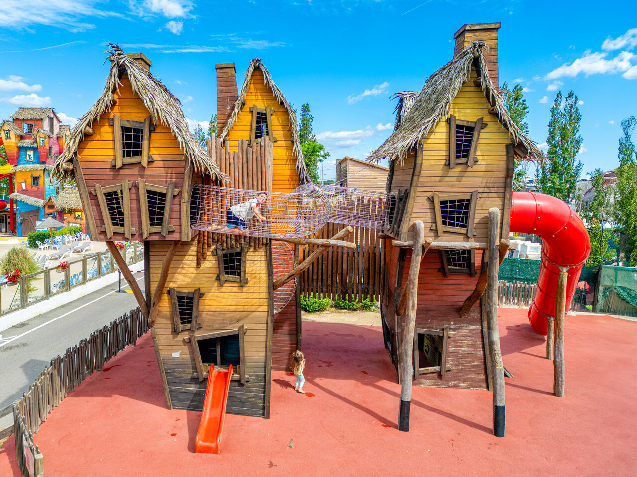 Juegos infantiles con caba�as, toboganes y red en el camping CAPFUN F�erix MARSEILLAN PLAGE (34).