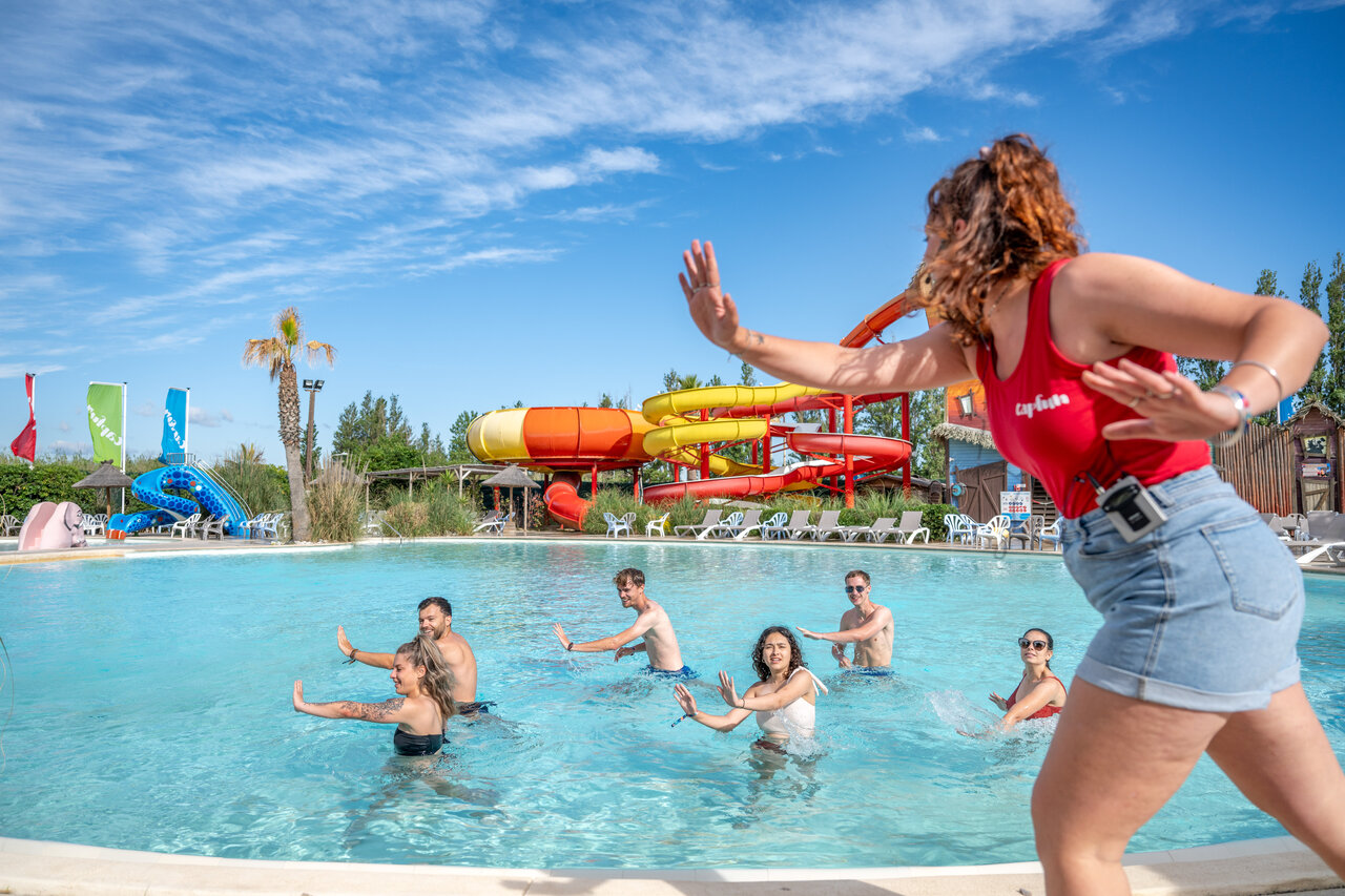 Clase de aquagym animada en la gran piscina con toboganes en el camping CAPFUN F�erix en MARSEILLAN PLAGE.