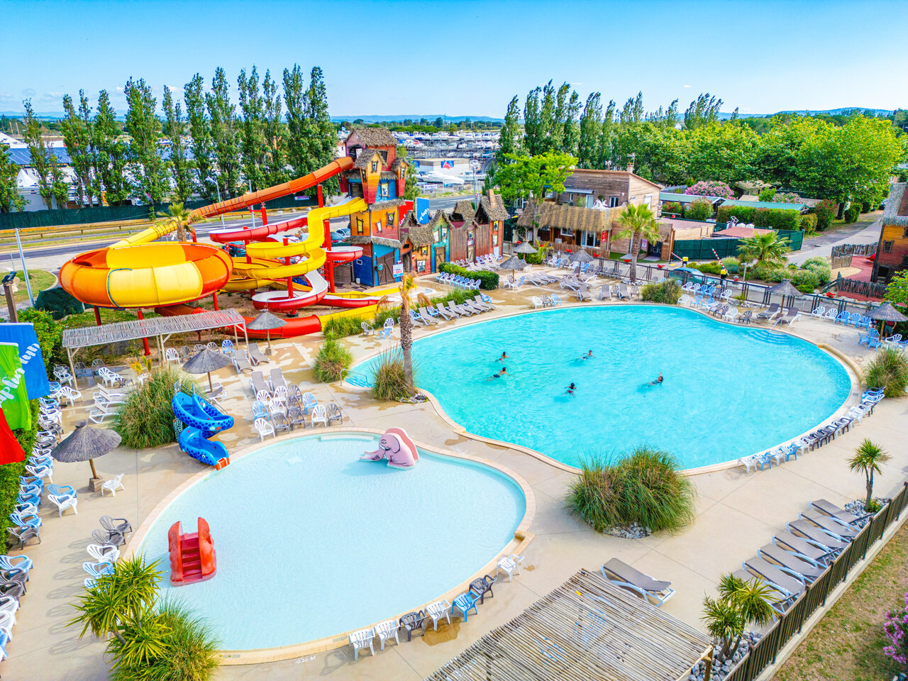 Piscinas exteriores, toboganes gigantes y juegos acu�ticos en el camping CAPFUN F�erix en MARSEILLAN PLAGE.
