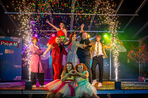 Equipo de animación en el escenario, confeti y fuegos artificiales en el camping CAPFUN Féerix en MARSEILLAN PLAGE.