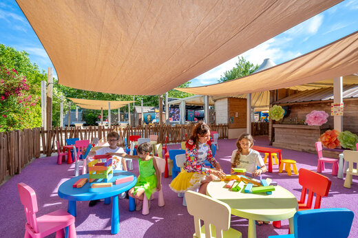 Zona de juegos cubierta, niños jugando bloques en CAPFUN Féerix, MARSEILLAN PLAGE.