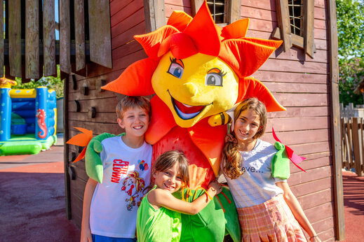 Niños con la mascota y castillo hinchable en el camping CAPFUN Féerix en MARSEILLAN PLAGE.