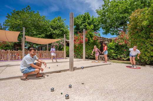 Campo de petanca con jugadores en CAPFUN Féerix en MARSEILLAN PLAGE (34).