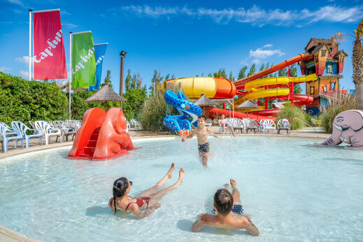 Piscina exterior, toboganes y juegos acu�ticos CAPFUN F�erix en MARSEILLAN PLAGE (34).