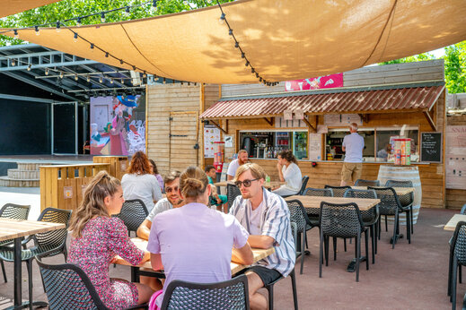 Terraza del bar y escenario de animación en camping CAPFUN Féerix MARSEILLAN PLAGE.