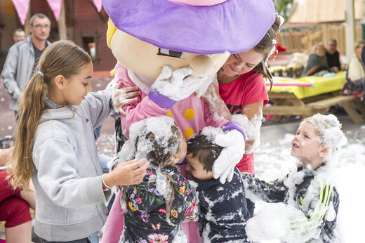 Niños jugando con mascota y espuma en animación del camping CAPFUN Féerix en MARSEILLAN PLAGE (34).