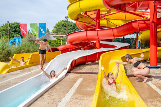 Toboganes acu�ticos y piscina animada en el camping CAPFUN F�erix en MARSEILLAN PLAGE (34).