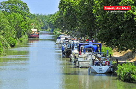 Canal du Midi, barcazas amarradas, sitio turístico cerca de Marseillan Plage.