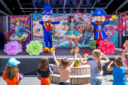 Espectáculo de animación con mascotas y bailarines para niños en el camping CAPFUN Féerix en MARSEILLAN PLAGE (34).