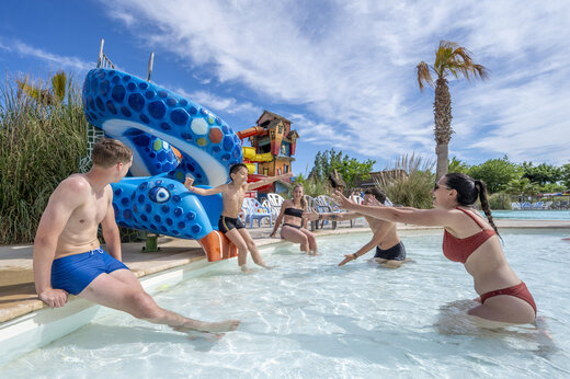 Piscina con tobog�n acu�tico en camping CAPFUN F�erix, MARSEILLAN PLAGE (34).
