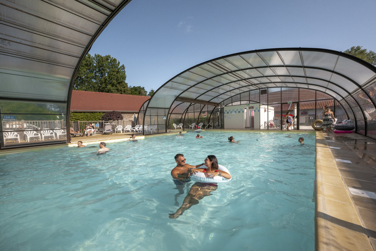 Piscina cubierta climatizada, ba�istas, CLICOCHIC Ferme des Aulnes camping NAMPONT SAINT MARTIN.