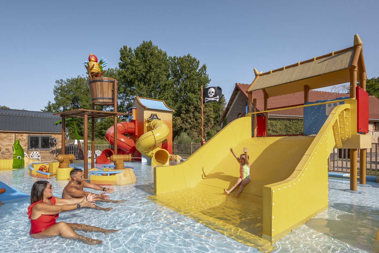Tobog�n acu�tico amarillo, juegos de agua y familia en el camping CLICOCHIC Ferme des Aulnes en NAMPONT SAINT MARTIN (80).
