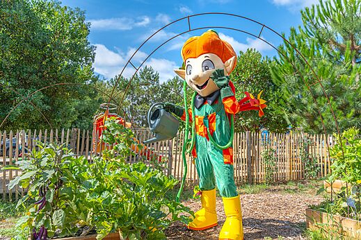 Mascota jardinero con regadera en huerto del camping CLICOCHIC Ferme des Aulnes en NAMPONT SAINT MARTIN (80).