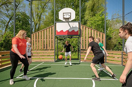 Cancha multideporte y baloncesto en camping CLICOCHIC Ferme des Aulnes en NAMPONT (80).