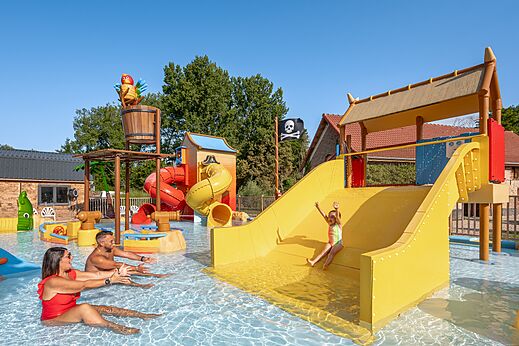 Toboganes acuáticos y juegos de agua en el camping CLICOCHIC Ferme des Aulnes en NAMPONT SAINT MARTIN (80).