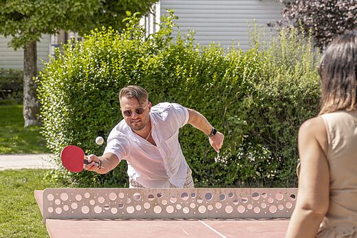 Partido de ping-pong en mesa exterior al camping CLICOCHIC Ferme des Aulnes.