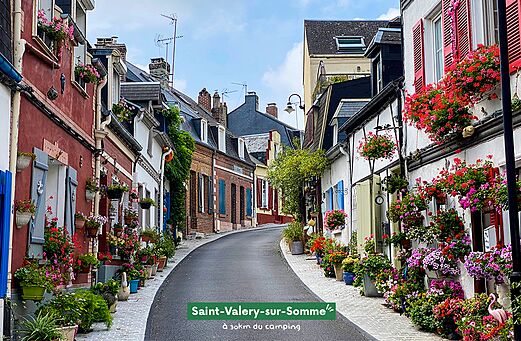 Calle florida de Saint-Valery-sur-Somme, pueblo pintoresco cerca del camping.