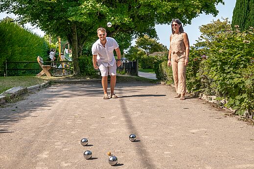 Petanca en pareja en la cancha del camping CLICOCHIC Ferme des Aulnes.