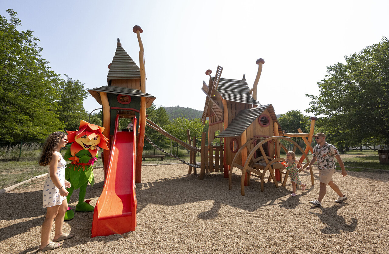 Zona de juegos de madera, tobog�n, mascota en camping CLICOCHIC Filament Thoiras.