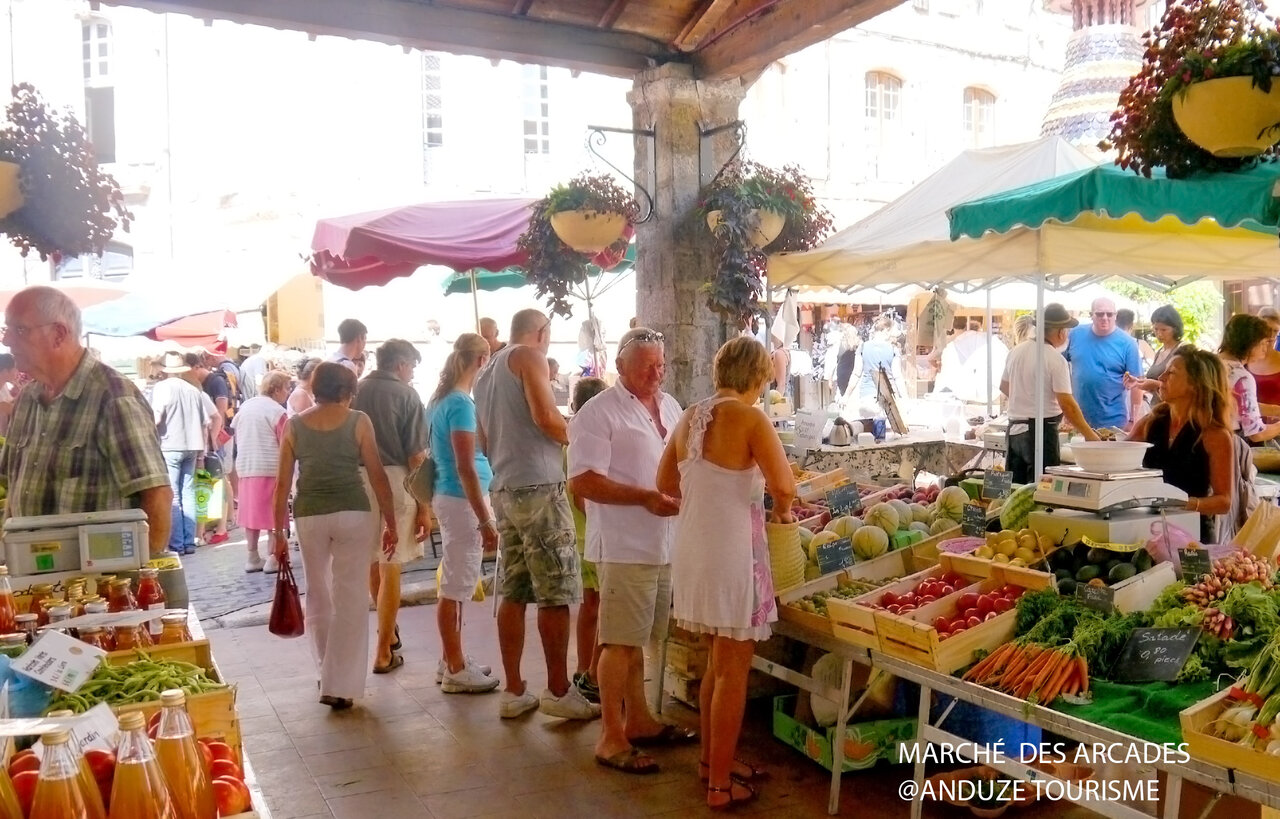 Animado mercado provenzal bajo los arcos de Anduze, un lugar para visitar.