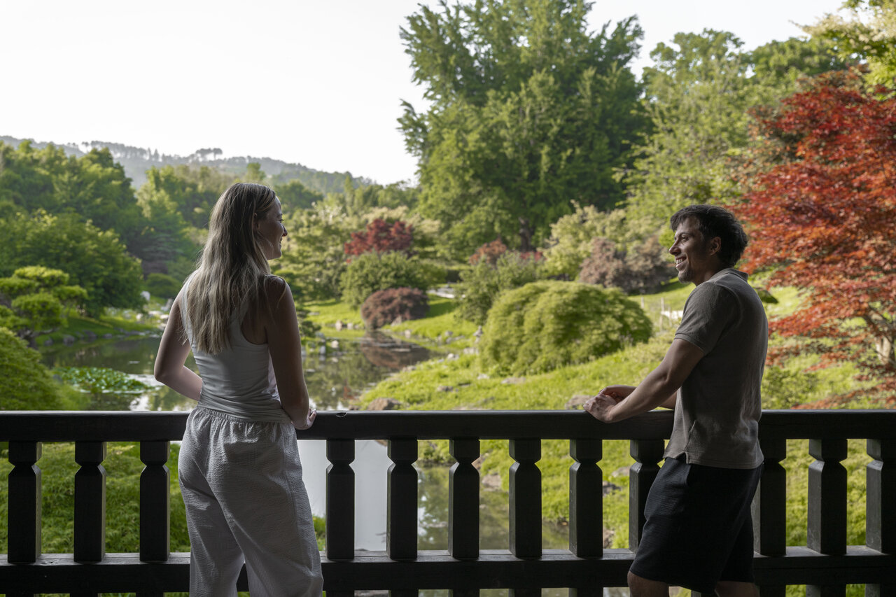 Balc�n, vista naturaleza exuberante en el camping CLICOCHIC Filament en Thoiras (30).