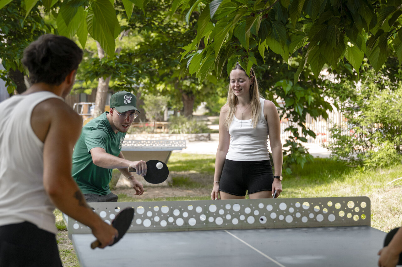Partida de ping-pong al aire libre entre j�venes en el camping CLICOCHIC Filament en Thoiras (30).