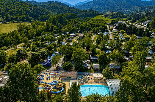 Vista a�rea del camping con piscinas, toboganes y Mobil-homes en Thoiras (30).