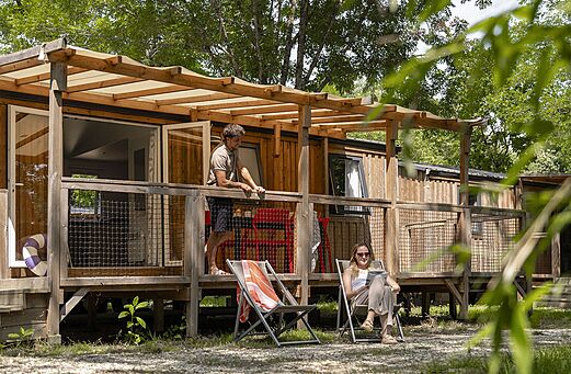 Mobil-home de madera con terraza cubierta en el camping CLICOCHIC Filament en Thoiras (30).