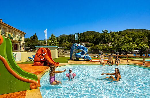 Piscina exterior con toboganes divertidos y juegos acuáticos en el camping CLICOCHIC Filament en Thoiras (30).