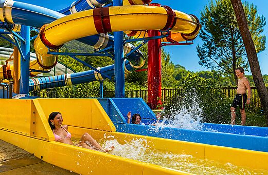 Toboganes acuáticos, piscina exterior en el camping CLICOCHIC Filament Thoiras (30).