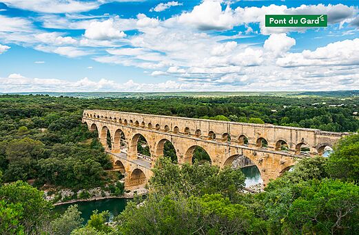 Majestuoso Pont du Gard, acueducto romano histórico, rodeado de naturaleza cerca de Nîmes.