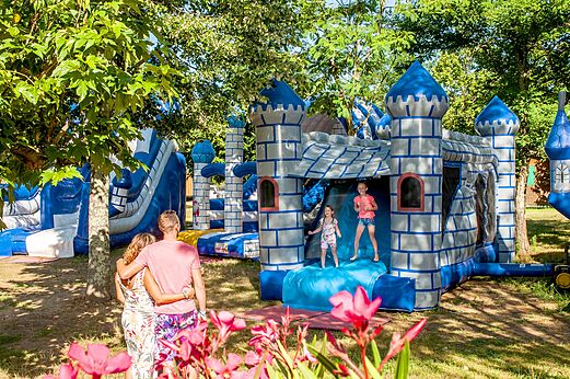 Castillo hinchable y toboganes para ni�os en el camping CLICOCHIC Filament en Thoiras (30).