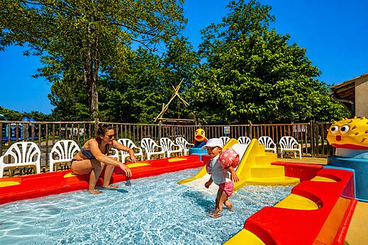 Piscina infantil colorida, tobog�n ni�os en el camping CLICOCHIC Filament en Thoiras (30).