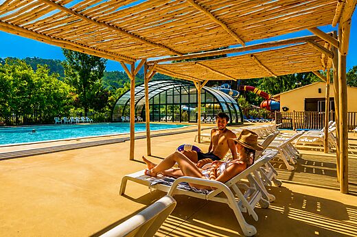 Piscina exterior, piscina cubierta y toboganes acu�ticos en el camping CLICOCHIC Filament en Thoiras (30).
