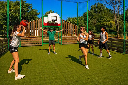 Cancha multideporte con j�venes jugando baloncesto en el camping CLICOCHIC Filament en Thoiras (30).
