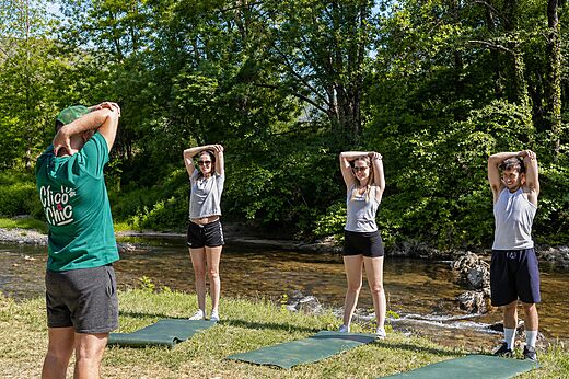 Sesi�n de deporte y estiramientos en la naturaleza en el camping CLICOCHIC Filament en Thoiras.