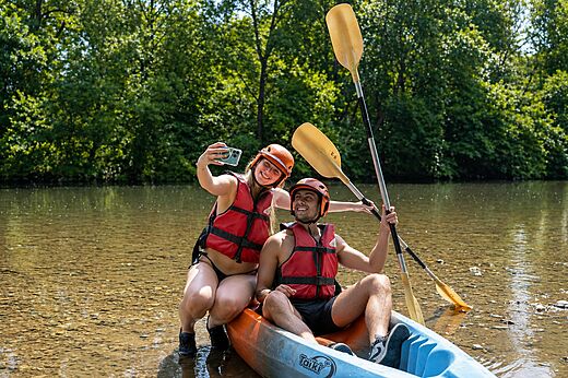 Dos personas sonrientes en kayak en r�o, tomando un selfie en el camping CLICOCHIC Filament en Thoiras (30).