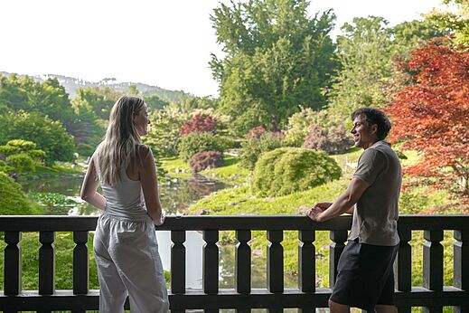 Pareja en balcón, vista panorámica naturaleza en camping CLICOCHIC Filament en Thoiras (30).