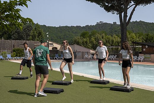 Clase de step en grupo con animador en el camping CLICOCHIC Filament en Thoiras (30).