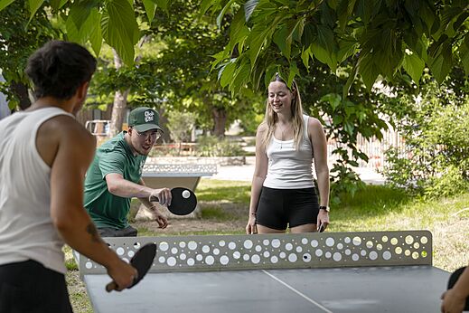 J�venes jugando al tenis de mesa en el camping CLICOCHIC Filament en Thoiras (30).