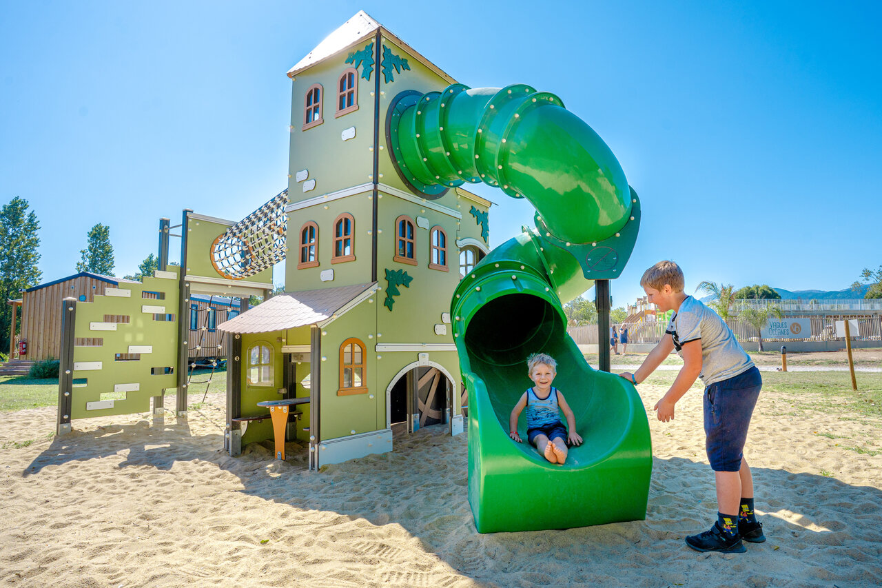 Tobog�n, juegos en camping VAGUES OCEANES Au Flamenco en Argel�s-sur-Mer (66).