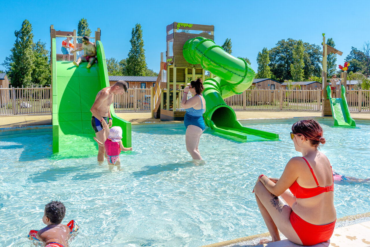 Toboganes acu�ticos y piscina infantil con juegos en el camping VAGUES OCEANES Au Flamenco en Argel�s-sur-Mer (66).