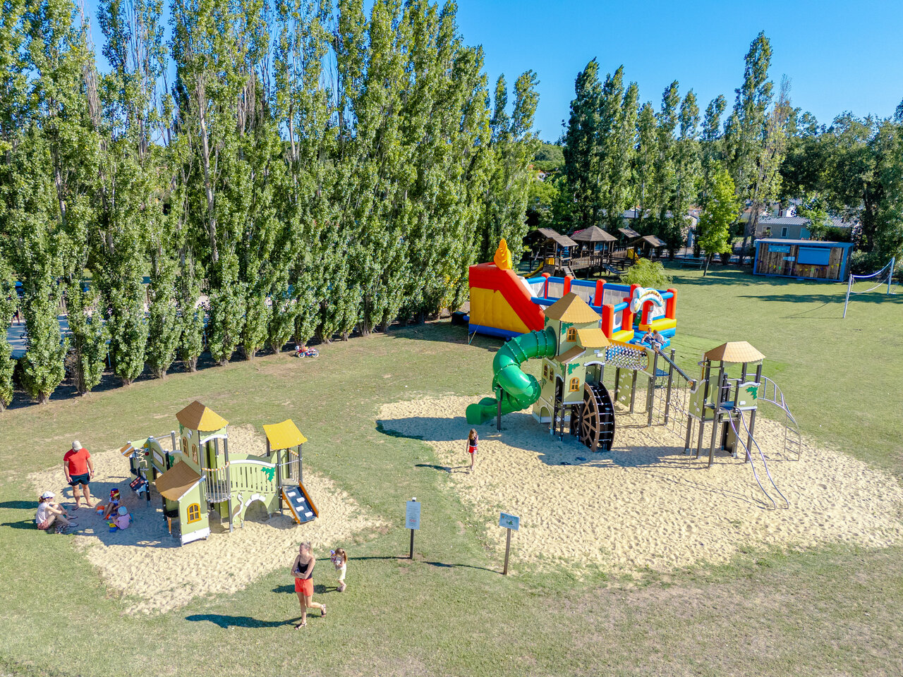 Juegos infantiles en el camping VAGUES OCEANES Au Flamenco en Argel�s-sur-Mer (66).