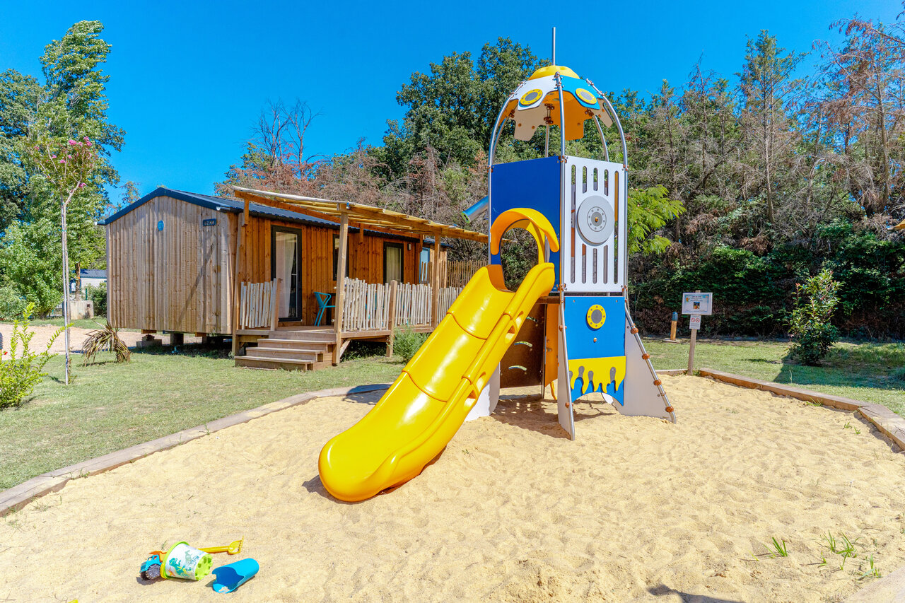 Tobog�n, parque infantil, mobile home en el camping VAGUES OCEANES Au Flamenco.