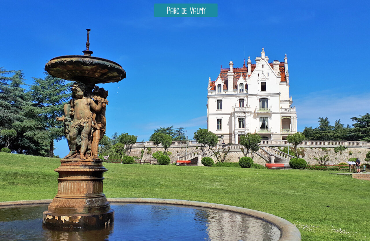 Fuente esculpida y castillo del Parque de Valmy, lugar para visitar cerca de Argel�s-sur-Mer.