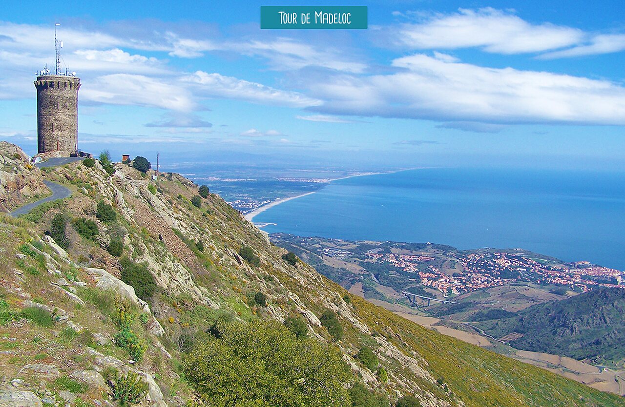 Tour de Madeloc, vue panoramique sur Argel�s-sur-Mer et la c�te Vermeille.