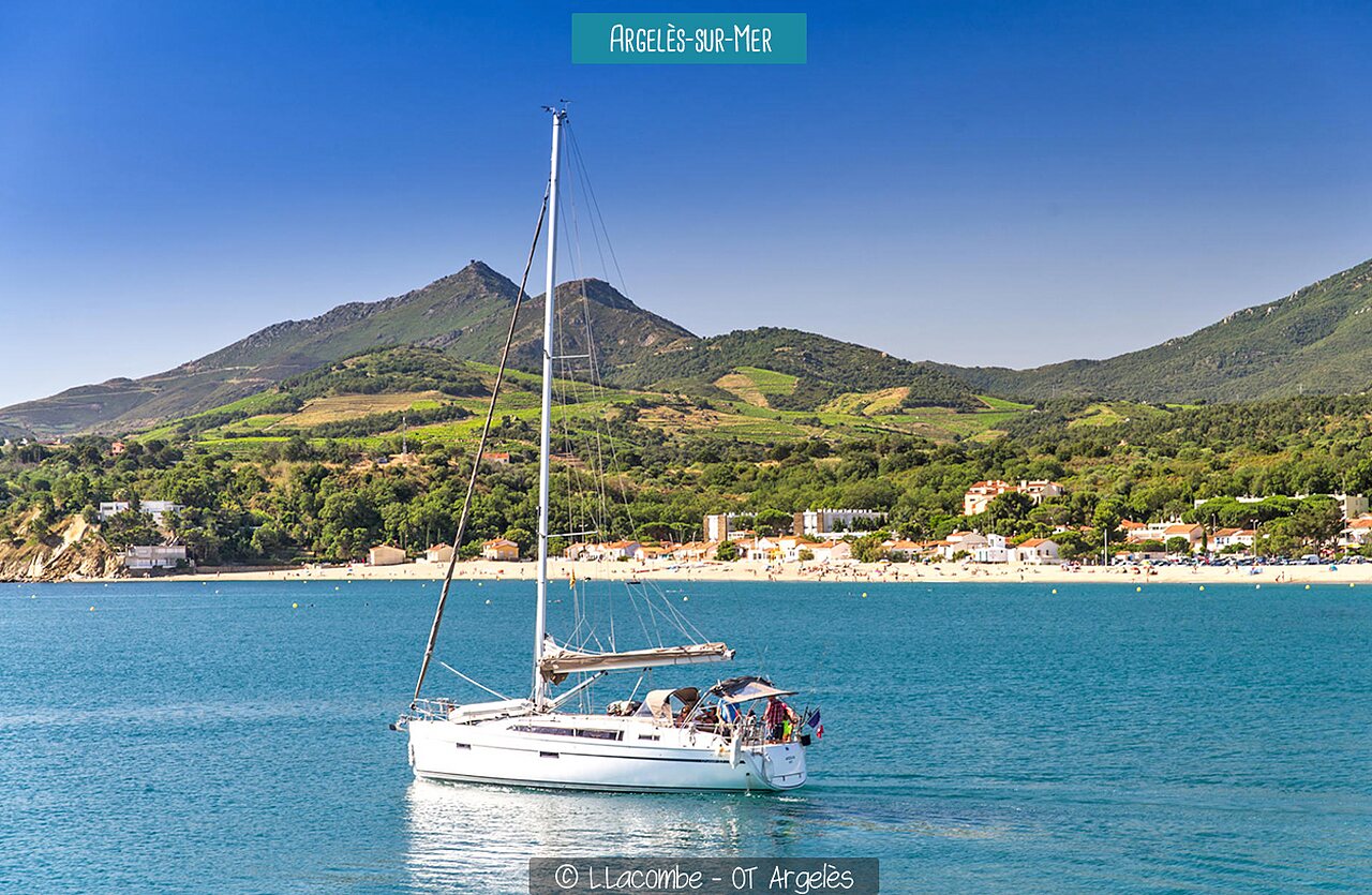 Voilier en mer M�diterran�e, plage et ville d'Argel�s-sur-Mer, Pyr�n�es-Orientales.